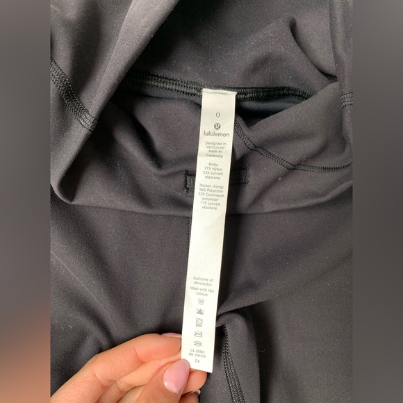 Lululemon Black Wunder Under leggings in a size 0. - Picture 6 of 6